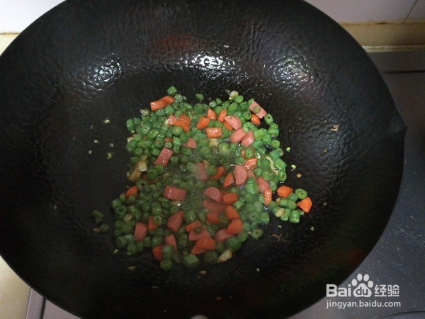 豆角丁炒面包的做法