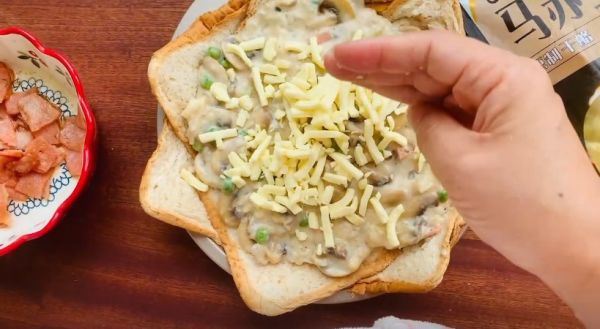 蘑菇白酱培根吐司披萨