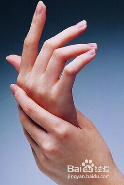 指甲周围长倒刺，一招就能轻松解决