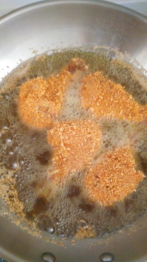 炸鸡腿裹粉后在锅里炸的时候会掉粉怎么办