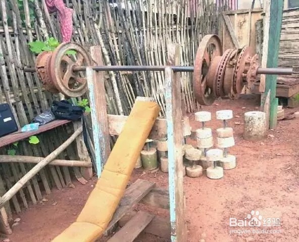 你嫌自己忙没时间锻炼,人家忙成狗也练出了腹肌