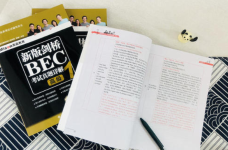 我想明年考BEC高级 该买些什么教材呢?中级教材要看一下嘛? 怎么复习比较好哈?求高手有经验者解答