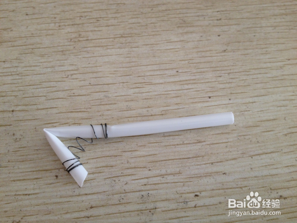 如何用吸管和小弹簧做简易手机支架