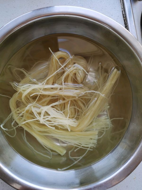 酸酸甜甜拌冷面