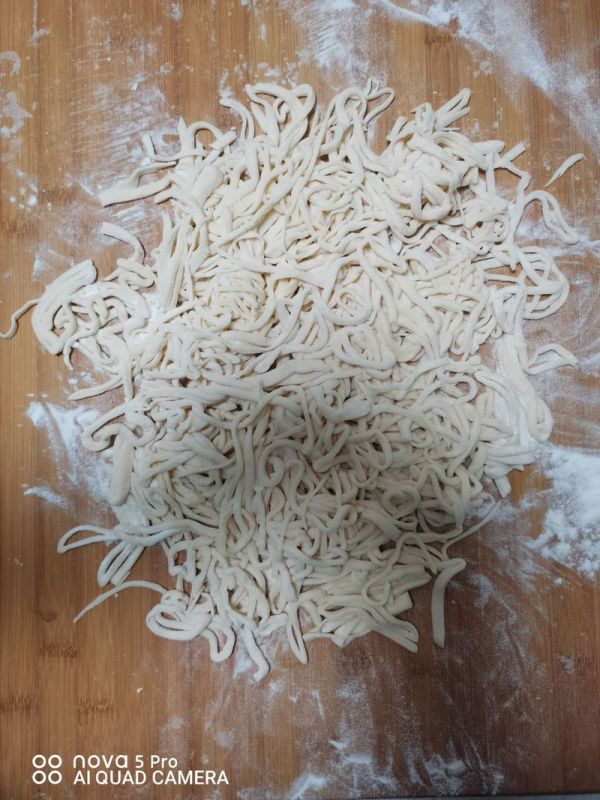 五花肉鸡腿焖面