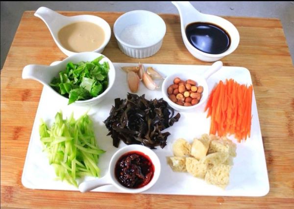 自制食材超丰富的美味凉皮