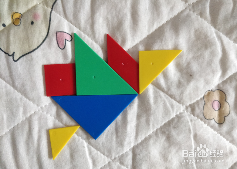 用七巧板智力拼图怎么拼一只向前奔跑的鸡宝宝？