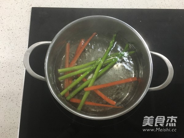 不用油的鸡肉蔬菜卷