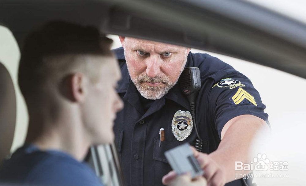 警察能随意查身份证吗？如果没带能拒绝吗？