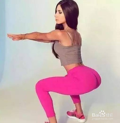 居家健身之没有器材怎么进行深蹲训练