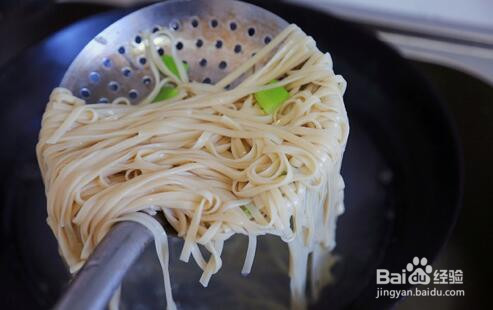 怎么在家里做一份番茄鸡蛋捞面呢？