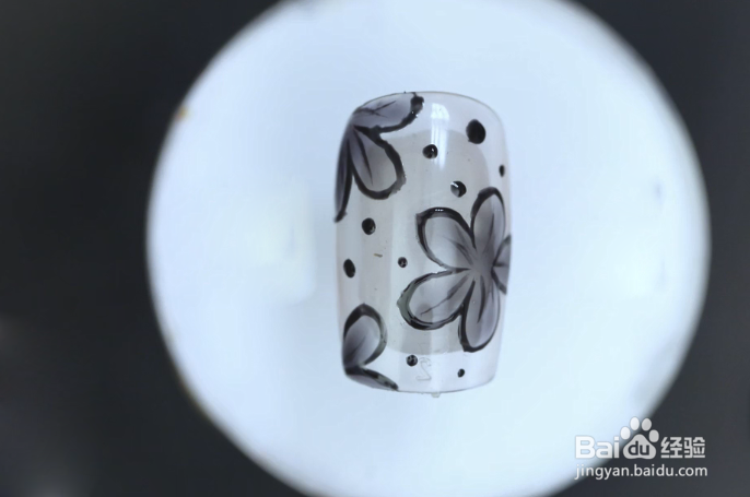怎样做黑白半透花美甲？