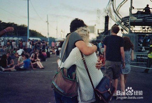 爱人拥抱缓解压力增进感情