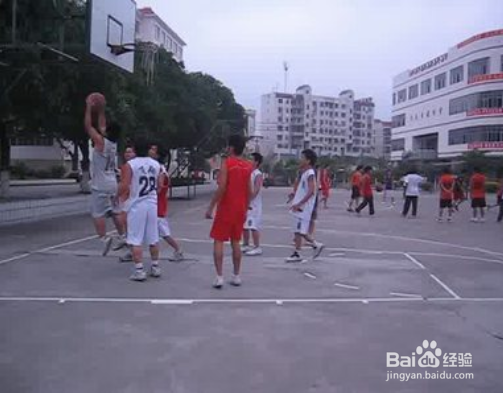 打篮球怎样打好防守反击？