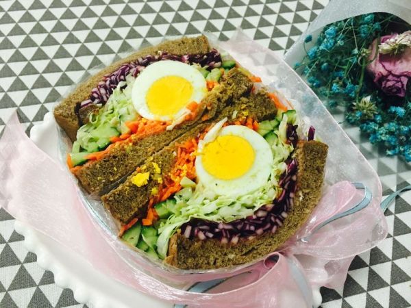 蔬菜鸡蛋三明治