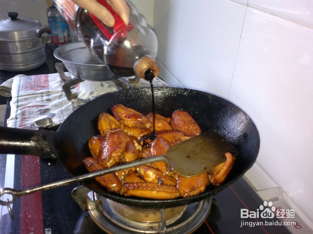 赤酱油亮的红烧鸡翅中的做法