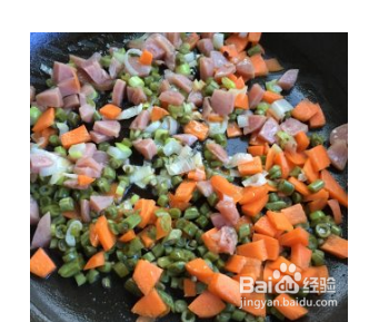 酸豇豆香肠炒饭的家常做法