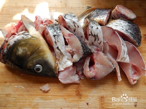 有菜有主食：铁锅炖鱼贴饼