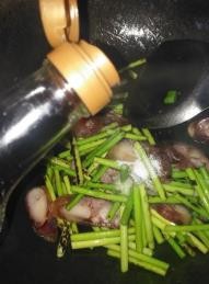 如何做蒜苔炒香肠