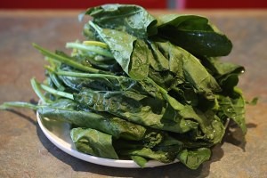 在家制作菠菜鹰嘴豆温沙拉