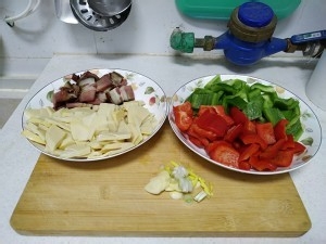 养生食补笋炒腊肉的做法