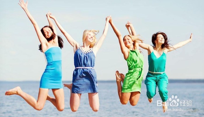 在旅行中摆这样的poss，拍出的效果会更有气质。