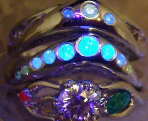 选购钻石，注重颜色的同时不要忽略了荧光！