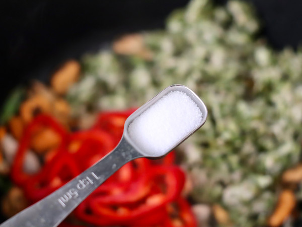 槐花鸡蛋海虹小炒