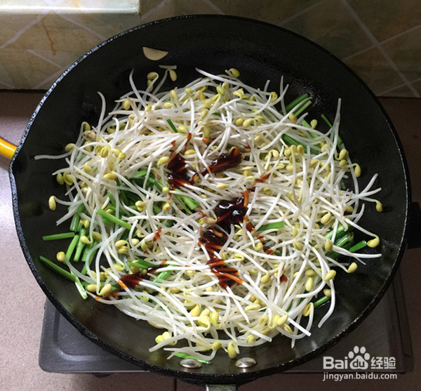黄豆芽炒韭菜的制作方法