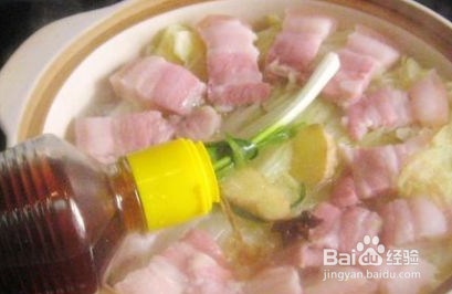 咸肉鲜虾白菜煲的做法