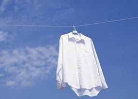 白衣服淋雨变黄怎么办