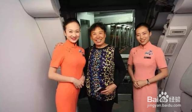 大妈飞机桌板上晒脚，如何文明乘坐飞机？