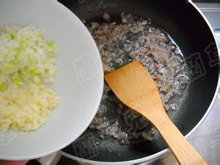 腊味茄肉生煎包