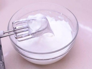 果冻夹心慕斯蛋糕卷怎么做？