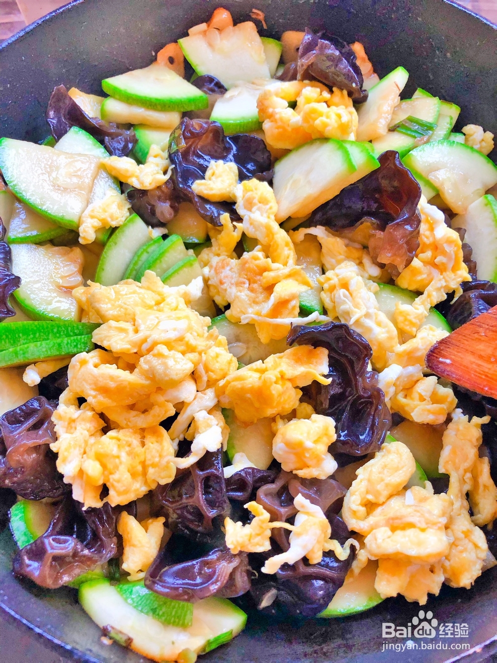 香香脆脆的西葫芦木耳炒鸡蛋