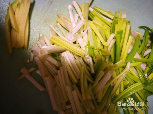 木耳炒蒜苗的做法