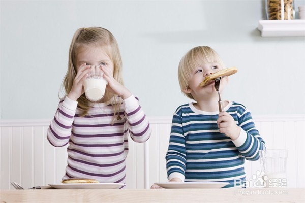 孩子吃饭太慢怎么办 如何提高小孩吃饭速度