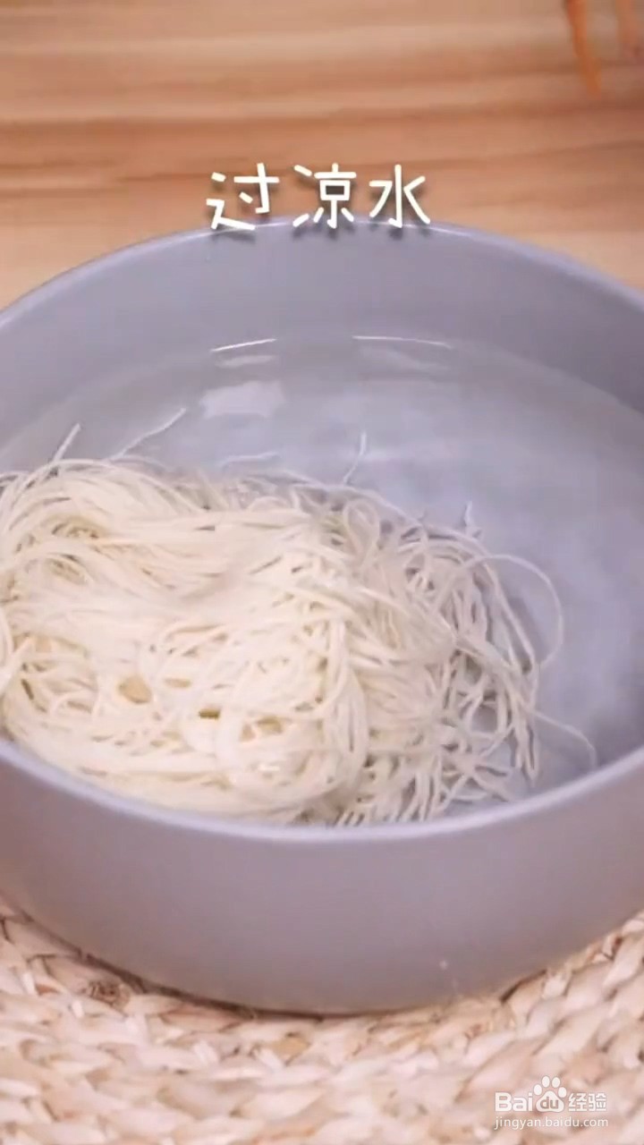 如何制作鸡蛋面条饼