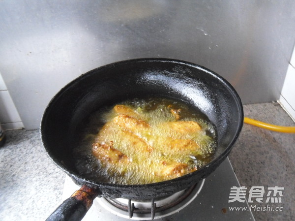 金蒜鸡翅的做法
