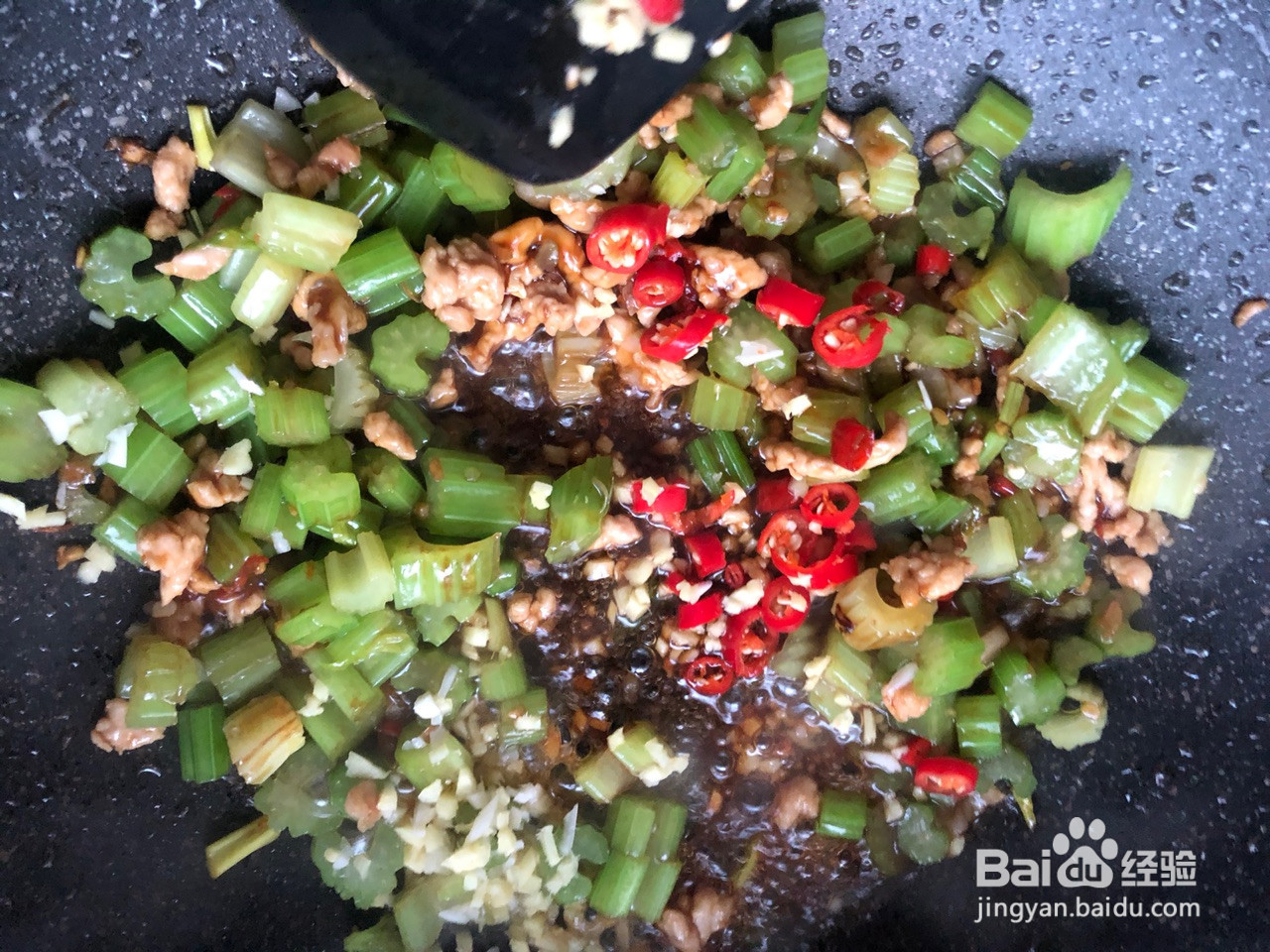 芹菜小炒肉的做法