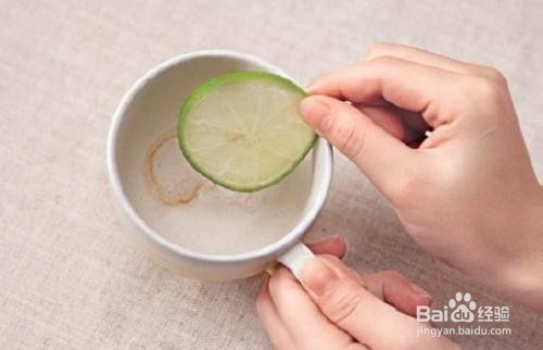 杯子上的茶渍怎么洗掉