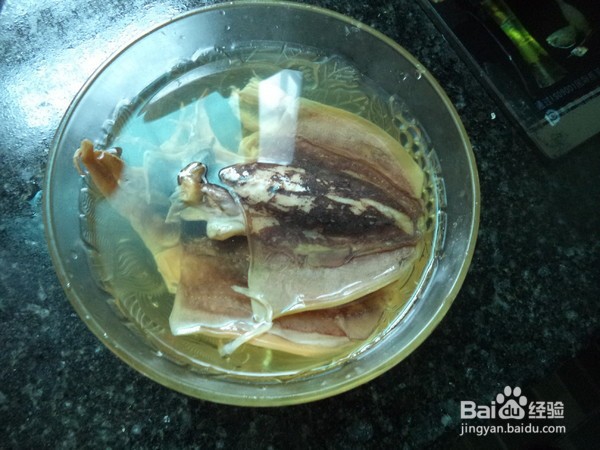如何制作墨鱼蒸土鸡
