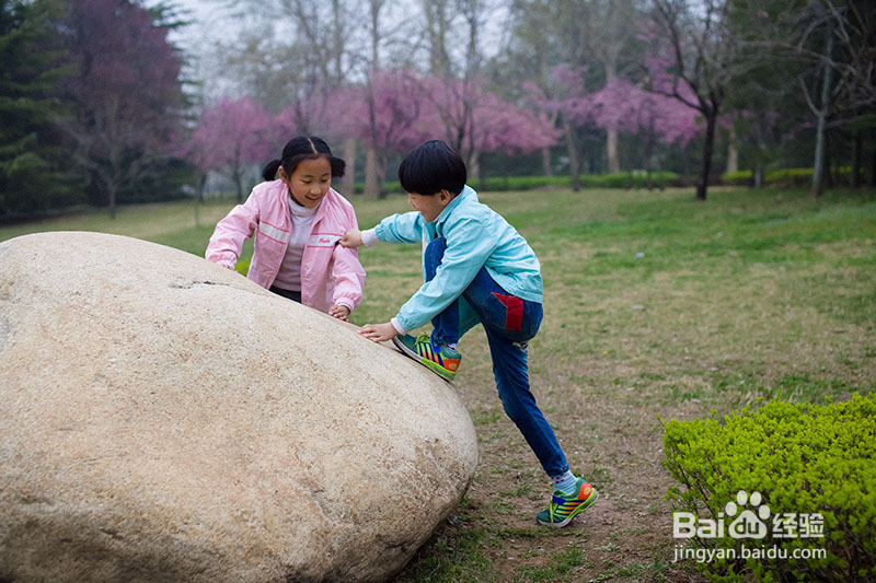 爸爸出差把八岁儿女独自扔在家
