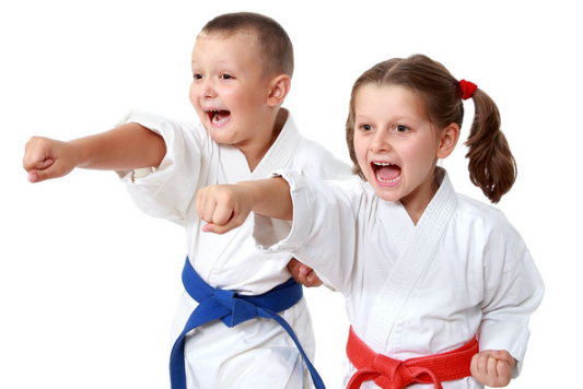五岁男孩是学空手道好还是武术好?对孩子身体有伤害吗?练习过程中会拉伤韧带吗