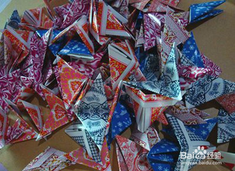 如何利用废旧扑克制作艺术花瓶?