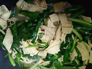 韭菜炒厚豆腐皮怎么做？