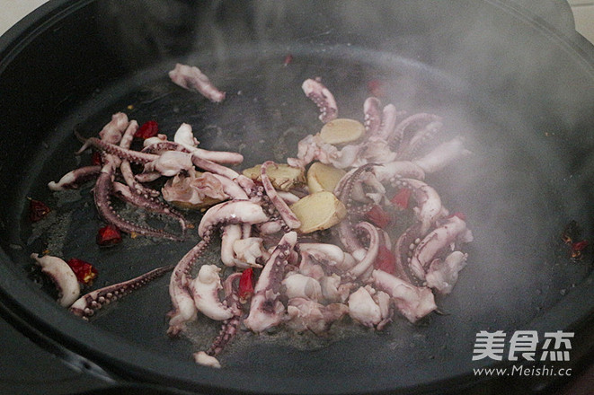 蒜苗爆炒鱿鱼