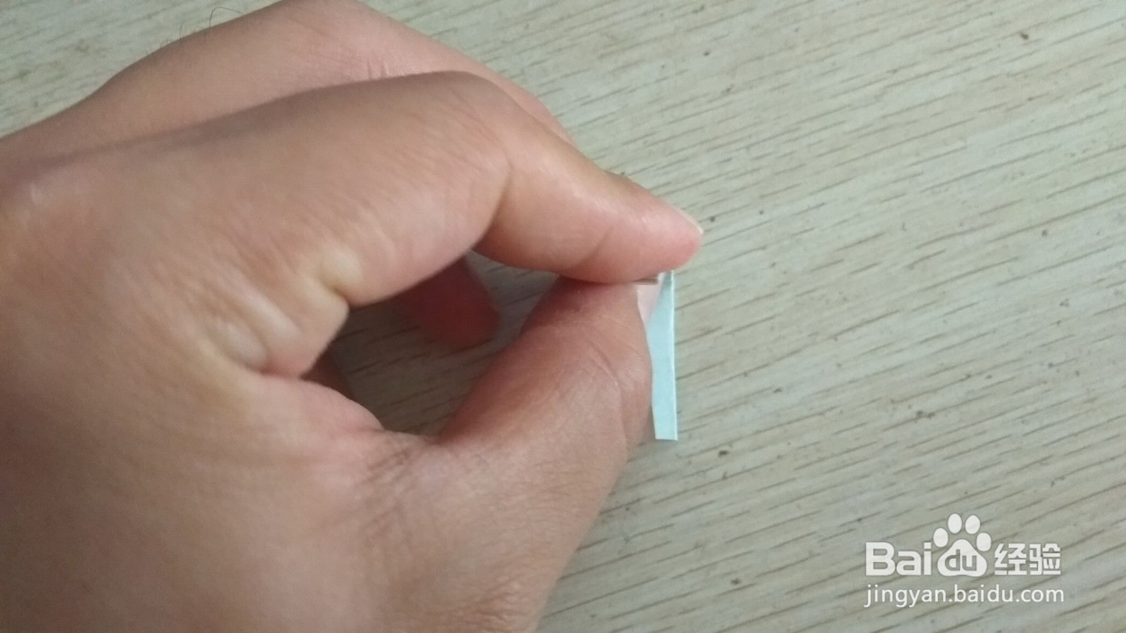 如何用一块长方形硬卡纸做三支中性笔的简易支架