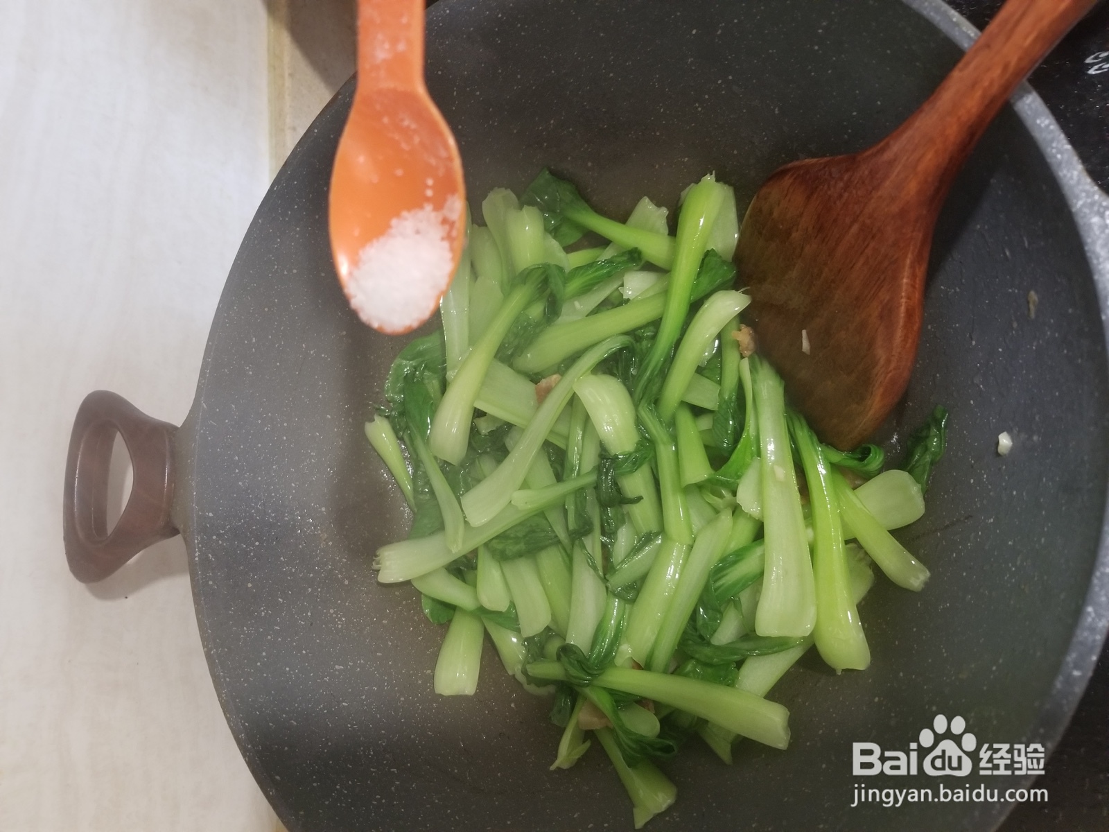 怎么做猪油渣炒小白菜？