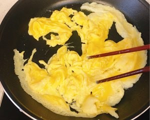 养生食补西芹炒鸡蛋的做法